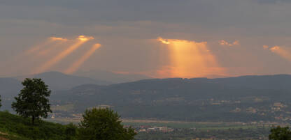 Sunčeve zrake Zalazak sunca u Sarajevu, uz nevjerovatno probijanje sunčevih zraka, kroz oblake.. lokacija Park suma Mojmilo
