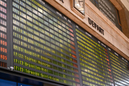 Prikaz voznog reda u modernoj željezničkoj stanici. Ažuriranja odlazaka i dolazaka vozova u stvarnom vremenu na željezničkoj stanici. Informativna tabla sa polascima i odlascima vozova