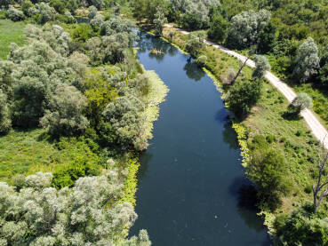 Hutovo blato, BiH, snimci dronom. Hutovo blato, rezervat prirode i rezervat ptica koji se nalazi u Bosni i Hercegovini. Snimak dronom na jezero okruženo trskom. Prekrasan krajolik. Močvara u proljeće.