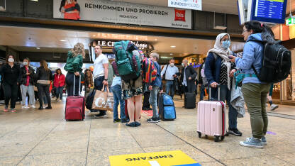 Putnici u željezničkoj stanici. Turisti. Putovanje.