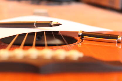 Gitara i papir Papir olovka i gitara