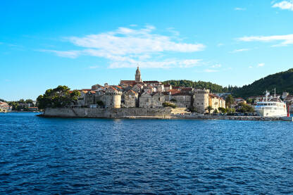 AK1_5554 Historijski grad Korčula, Hrvatska. Kameni zidovi, kule, kuće i zgrade u starom gradu. Jadransko more i otok Korčula.