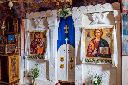 Manastir Zavala Manastir Zavala nalazi se na rubu Popovog polja podno doline Oštrog.