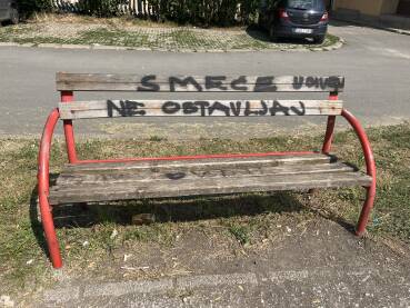 Zabranjeno ostavljanje smeća Drvena klupa željezne konstrukcije sa natpisom da se ne ostavlja smeće