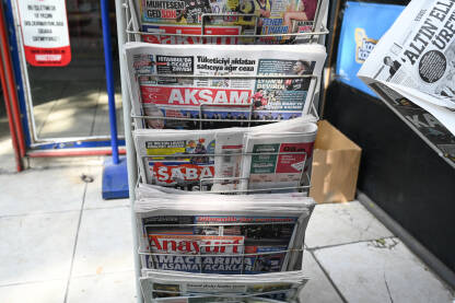 Dnevne i sedmične novine na kiosku u Turskoj. Dnevne i sedmične novine na polici Turskoj. Aksam, Sabah, Anajurt.