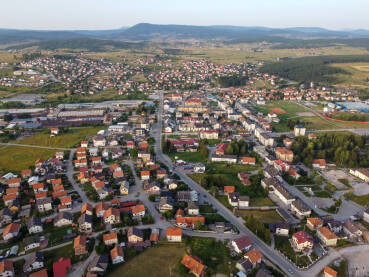 Sokolac, Bosna i Hercegovina Sokolac, Bosna i Hercegovina, snimak dronom. Zgrade, kuće i ulice. Panoramski pogled.