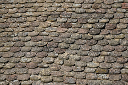 Stari crijepovi na krovu. Crijep od gline na kući.