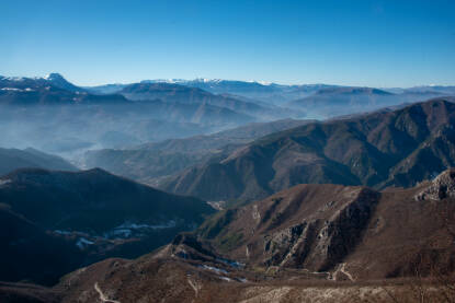 Planina Prenj između magle i snijega a Konjic u blizini.