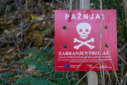 Natpis: Pažnja. Zabranjen prolaz. Opasnost od mina.