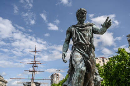 Skopje, Sjeverna Makedonija: Kipovi na mostu. Skopje, Sjeverna Makedonija: Kipovi na mostu u centru grada. Brončane sculpture.