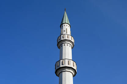 AK1_8453 Minareti plavo nebo. Munara pored džamije. Mjesto za molitvu i simbol Islama.