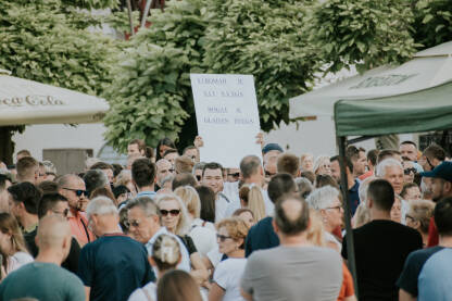 Grupa ljudi na protestima Protesti građana protiv vlasti u BiH se okupili i u Tuzli.