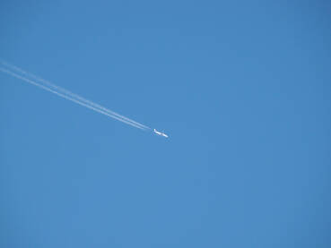 Avion na nebu Avion na plavom nebu.