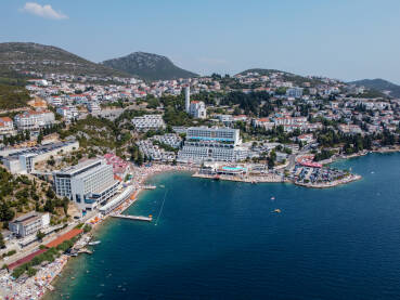 DJI_0716A Neum, Bosna i Hercegovina. Jadransko more i obala, snimak dronom. Turistička ljetna sezona.