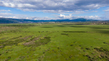 DJI_0638 Snimak dronom na Livanjsko polje tokom ljeta. Polje okruženo planinama. Livno, BiH.