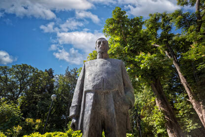 Spomenik poznatom pjesniku i diplomati, rođenom Trebinjcu Jovanu Dučiću podignut je 1997. godine. Smješten je neposredno ispred glavnog ulaza u Gradski park.