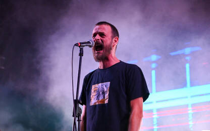 Ivan Katić - John, pjevač sastava M.O.R.T. tokom koncerta. M.O.R.T. je punk, rock, blues band iz Sinja, Hrvatska. Osnovani su 2003. godine. Ivan Katić - John, pjevač sastava M.O.R.T. tokom koncerta.