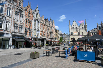Mechelen, Belgija, centar grada Mechelen, Belgija: Zgrade u centru grada. Ljudi šetaju ulicom.
