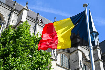Zastava Belgije Zastava Belgije. Belgijska zastava vijori na vjetru. Crna, žuta i crvena boja na zastavi Belgije.