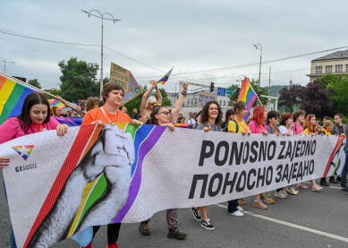 Bh. povorka ponosa 2023 Organizatori Bh. povorke ponosa u Sarajevu nose transparend sa sloganom "Ponosno zajedno", jun 24. 2023.