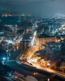 Zimska panorama Sarajeva Zimska panorama grada Sarajeva, rijeka Miljacka, Mostovi i vijećnica.