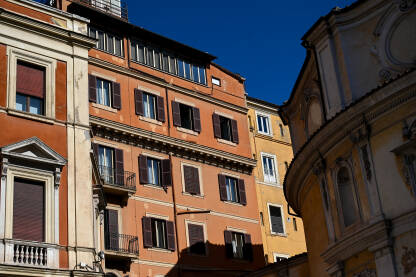 Šarene fasade u Rimu, Italija. Vanjski dio starih zgrada. Prozori stanova.
