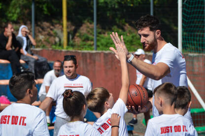 Košarkaški kamp "Srebrenica 2023" Fondacije Jusuf Nurkić Reprezentativac BiH, član NBA kluba Portland Trail Blazers Jusuf Nurkić je nakon Vukovara organizovao košarkaški kamp u Srebrenic gdje je nastupilo više od 100 djece ih BiH i Hrvatske.