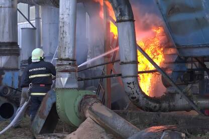 Vatrogasac gasi požar Vatrogasac gasi požar na fabričkom postrojenju.