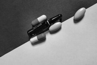 Ampula,tablete,kapsula. Crno bijela fotografija.