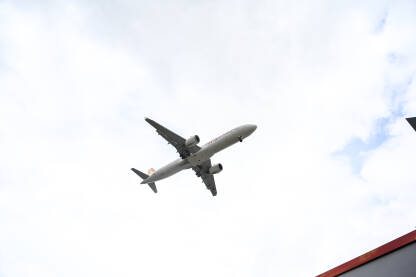 Avion polijeće s aerodroma. Putnički avion u zraku. Let avionom. Zračni ili vazdušni prijevoz.