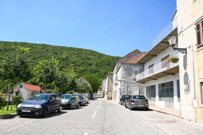 Vrlika, Hrvatska Vrlika, Hrvatska. Zgrade i ulica u centru mjesta.