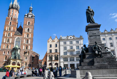 Krakov, Poljska Spomenik i crkva u starom gradu u Krakovu. Turistički centar Krakova. Bazilika Svete Marije i spomenik Adamu Mickiewiczu.
