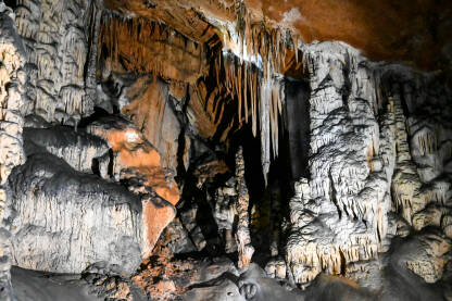 Unutrašnjost pećine ukrašena stalaktitima. Unutrašnjost pećine ukrašena stalaktitima. Formacije u pećini. Mineralne i kristalne formacije. Speleologija.