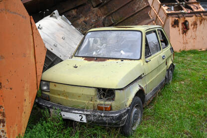Staro auto na otpadu Staro auto na auto otpadu. "Peglica"