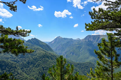 Nacionalni park Sutjeska Planinski vrhovi. Impresivan krajolik u Nacionalnom parku Sutjeska, Maglić, Bosna i Hercegovina.
