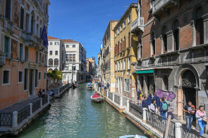 Venecija, Italija: Kanal i historijske zgrade u starom gradu. Venecija, Italija: Historijske zgrade u starom gradu. Popularna turistička destinacija. Kanal u centru grada.