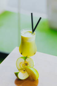 Cijeđeni sok od jabuke u staklenoj čaši na stolu