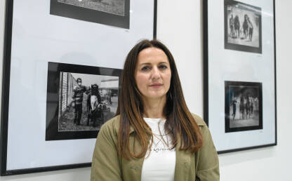 Fotografkinja Milena Erceg iz Gradiške pozira ispred svojih djela. Fotografkinja Milena Erceg pozira ispred svojih djela. Umjetnica Milena Erceg na izložbi fotografija.