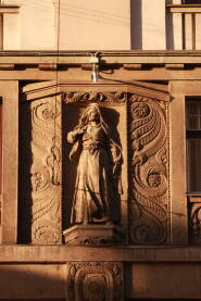 Sarajevo, Salomova palata, skulpture Skulptura od kamena na fasadi Salomove palate u Titovoj ulici u Sarajevu