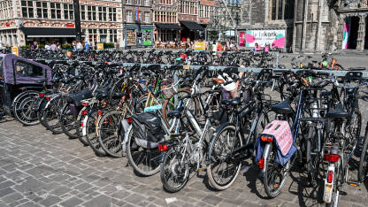 Parking za bicikle. Puno bicikala. Puno bicikala parkiranih u gradu Ghentu u Belgiji. Parking za bicikle. Biciklizam u gradu.
