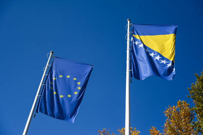 Zastave Bosne i Hercegovine i Europske unije i na jarbolu. Zastava i grb EU i BiH.