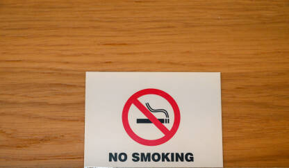 Natpis zabranjeno pušenje, na engleskom No smoking natpis. Zabranjeno pušenje u hotelu.
