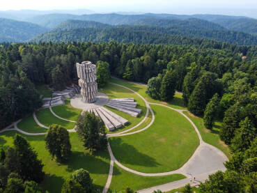 Kozara Mrakovica, Kozara, BiH. Spomenik revoluciji, snimak dronom. Memorijal i spomenik.