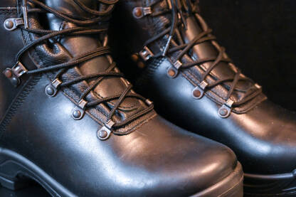Crne kožne čizme u vojnom stilu. Taktičke crne kožne borbene čizme.