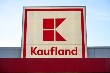 Kaufland znak na supermarketu. Kaufland znak na supermarketu.