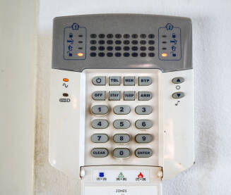 Alarm u kući Kućni alarmni sistem. Protuprovalni i protupožarni alarm.