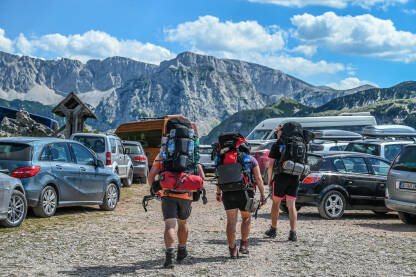 Grupa planinara Maglić, Bosna i Hercegovina: Grupa planinara s velikim ruksacima na planini. Putnici s ruksacima u prirodi. Planinari. Planinarenje.