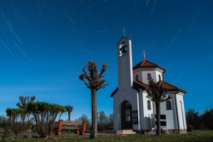 Crkva Svetih apostola Petra i Pavla, Brod Crkva Svetih apostola Petra i Pavla u Poloju kod Broda, noćna fotografija