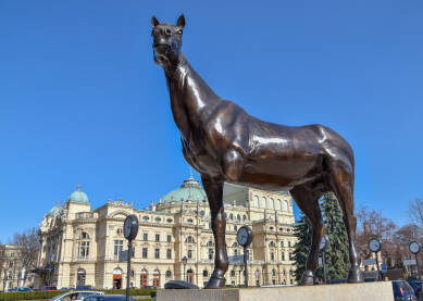 Statua konja sa tri noge u Krakovu, Poljska. Statuu pod imenom Živimo (Żieme), napravio je Austin Camilleri. Konj bez jedne noge.