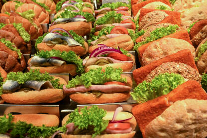 Brza hrana, fast food Sendviči s ribom u marketu. Sendviči na policama. Brza hrana.